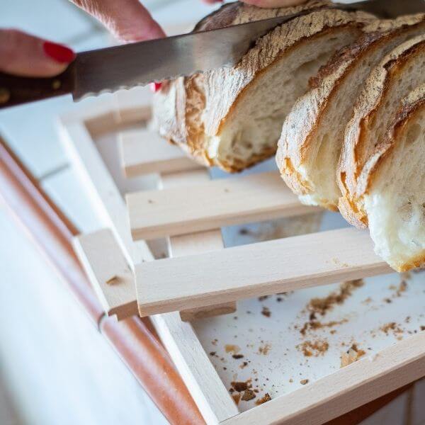 TAGLIERE PER PANE IN LEGNO CON GRIGLIA ESTRAIBILE PER BRICIOLE 30X18CM