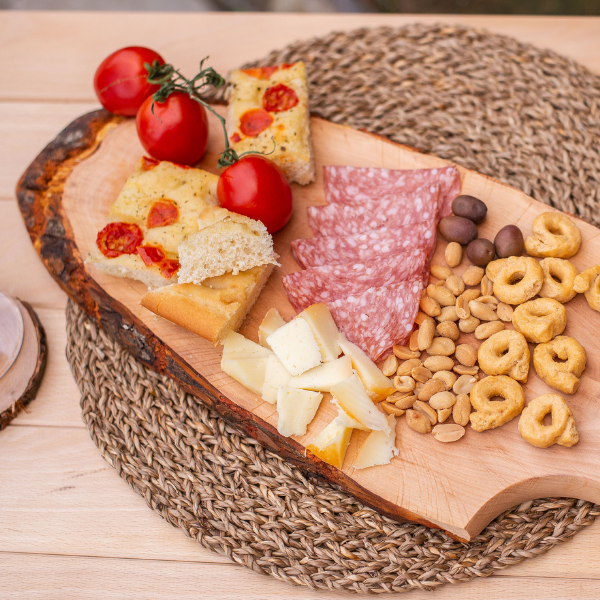 TAGLIERE-CON-MANICO-LEGNO-CORTECCIA-BORDO-APERITIVO (11)