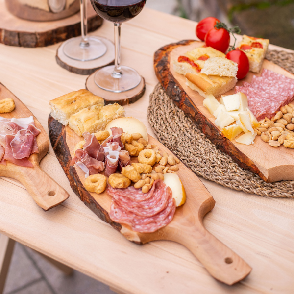 TAGLIERE-CON-MANICO-LEGNO-CORTECCIA-BORDO-APERITIVO (2)